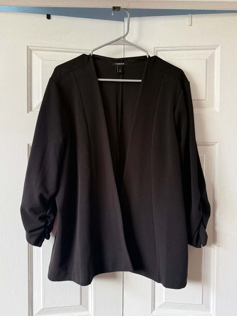 Torrid Black Crepe Ruched Sleeve Open Front Blazer Light weight Size 3